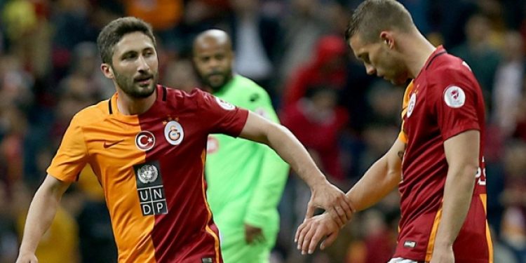 Podolski’den Sabri Sarıoğlu’na destek mesajı