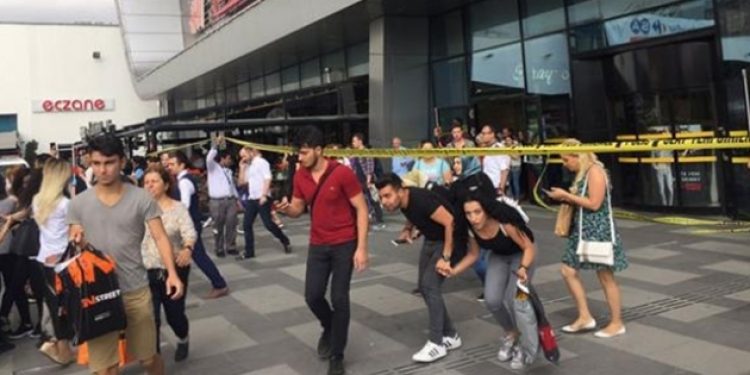 Esenyurt’taki AVM’de bomba ihbarı; giriş çıkışlar kapatıldı
