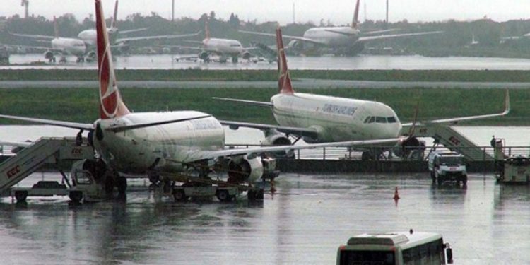 Yağmur hava trafiğini felç etti!