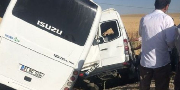 Diyarbakır’da polis minibüsü ile sivil araç çarpıştı: 2 ölü 18 yaralı