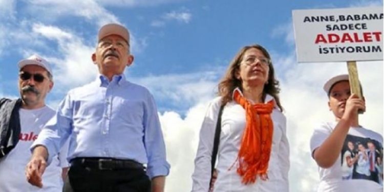 Bir çocuk tutuklu anne ve babası için yürüyor