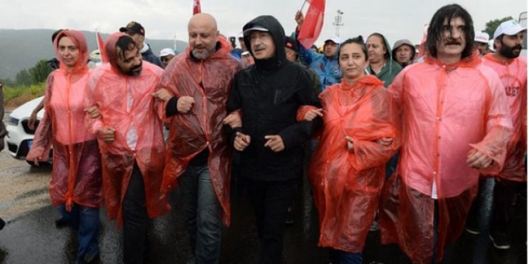 CHP lideri Kılıçdaroğlu, yağmur altında yürüdü