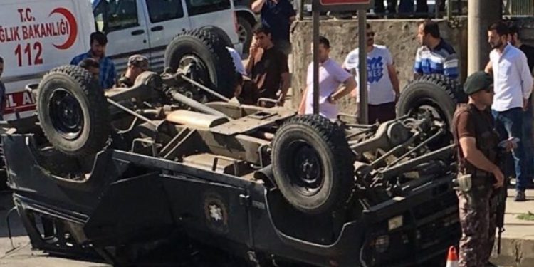 İki ilde zırhlı araçlar devrildi: 13 polis yaralandı