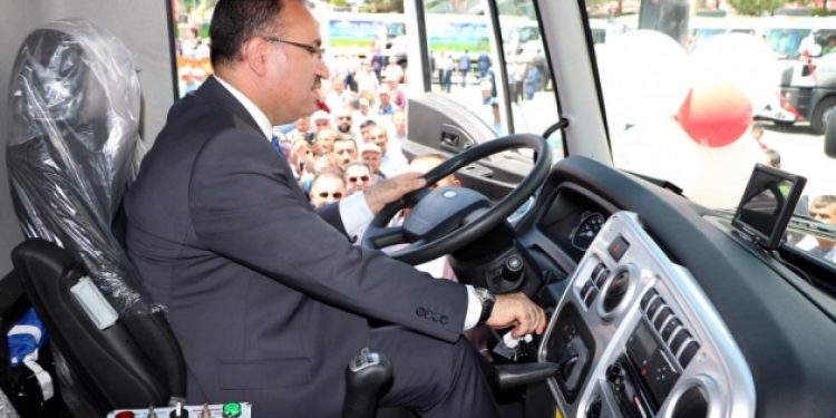 Adalet Bakanı çöp kamyonunda test sürüşünde!