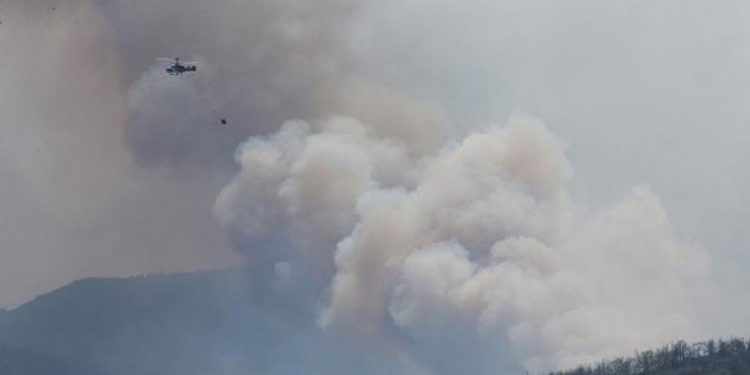 İzmir’de yangına müdahale etmek için havalanan helikopter düştü!