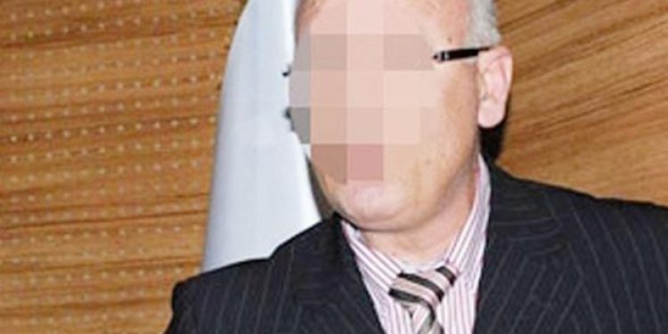 Müşavir karısını bahçede dövdü