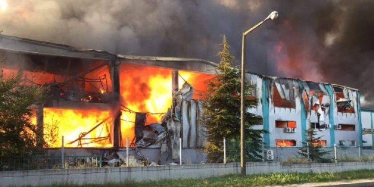 Mürekkep fabrikası kül oldu