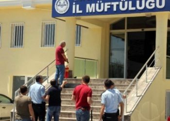Müftülük binasına girip polislere baltayla saldırdı