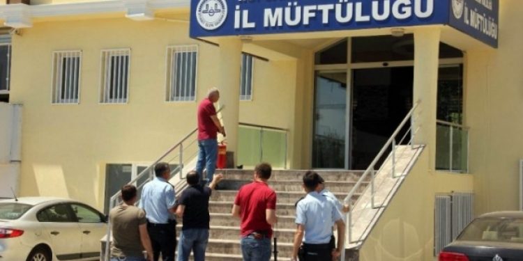 Müftülük binasına girip polislere baltayla saldırdı