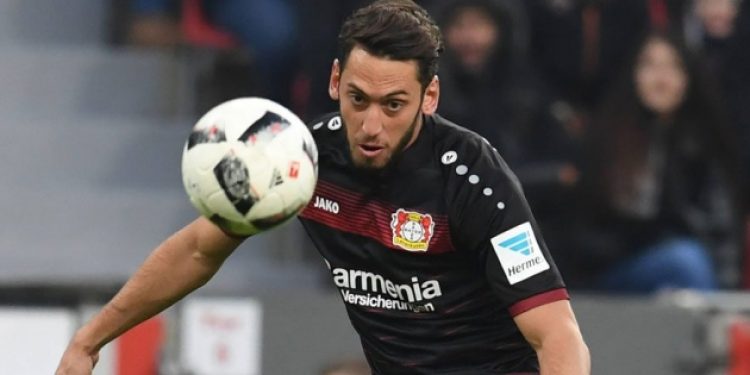 Milli futbolcu Hakan Çalhanoğlu Milan’a transfer oldu