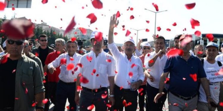 Kılıçdaroğlu, İstanbul il sınırına giriş yaptı