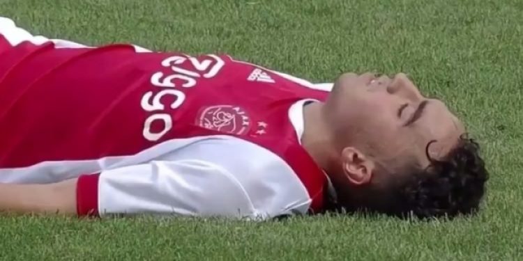 Yıldız futbolcunun hazırlık maçında kalbi durdu!