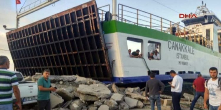 Arabalı vapur iskeleye çarptı