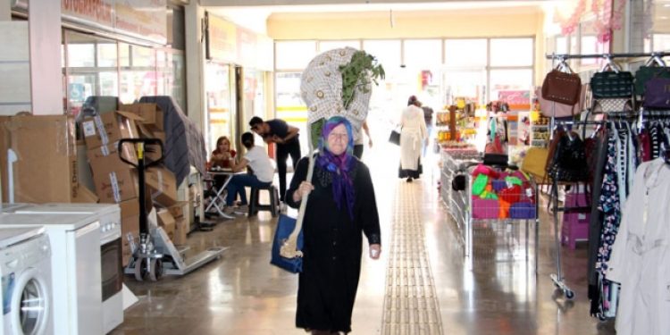 Yeşillik olsun diye diktiği ağacı kestiler: Aldı sırtına, belediyeden hesap sordu