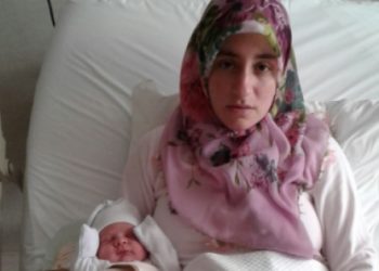Sezaryanla doğum yaptı, polis gözaltına almak için hastanede bekliyor