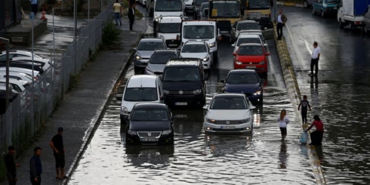 Bakan uyardı: İstanbullular zaruret olmadıkça dışarı çıkmasın