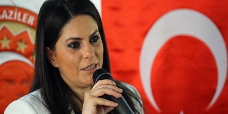 Bakan oldu Twitter hesabını kapattı