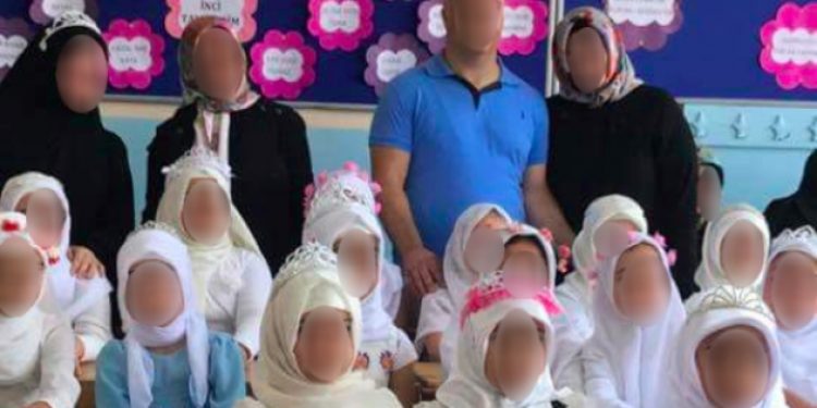 Bu sefer de ilkokulda gelinlik skandalı!