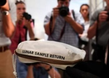 ​Neil Armstrong’un Ay’dan ilk örnekleri koyduğu çanta 1.8 milyon dolara satıldı