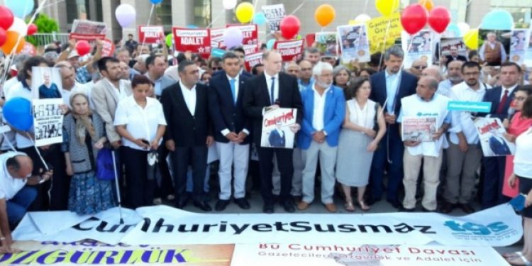 Adliye önünde ‘basına ve gazetecilere özgürlük’ çağrısı
