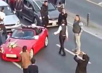 Düğün konvoyunda zafer işareti yapanlara gözaltı