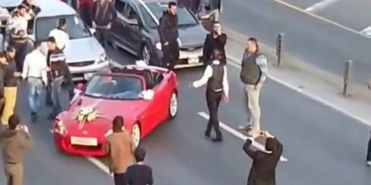 Düğün konvoyunda zafer işareti yapanlara gözaltı