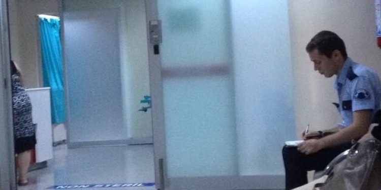 Doğumhane kapısında bir polis