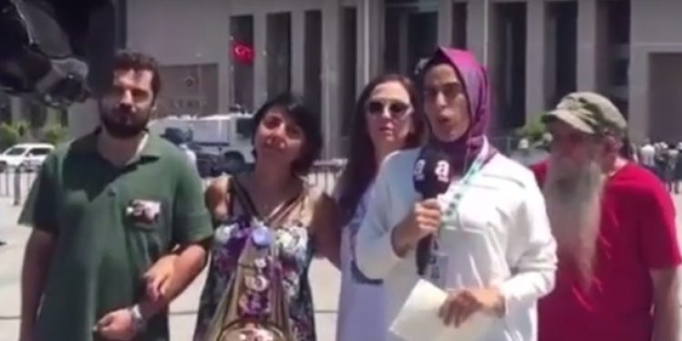 TRT ve A Haber muhabirinin canlı yayında zor anları