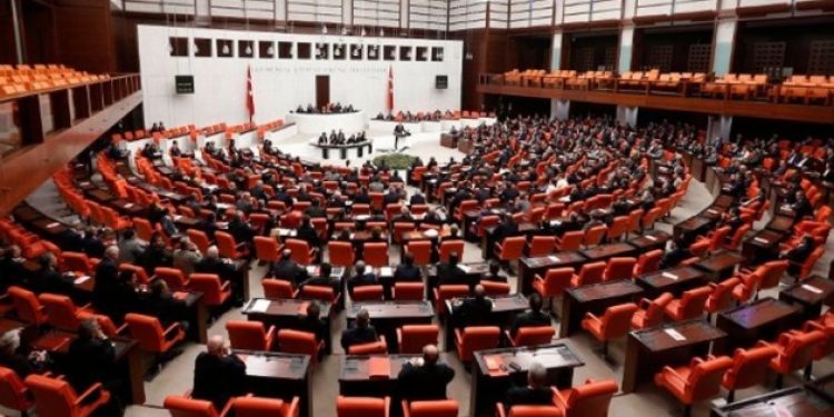 Meclis’te ‘Kahrolsun istibdat, yaşasın hürriyet’ sloganı