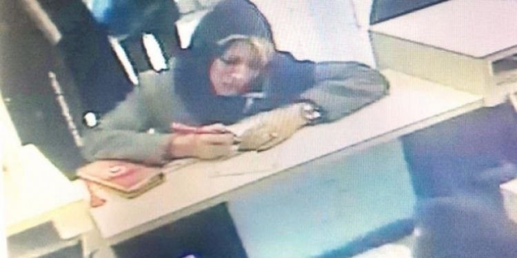 Bankalarda unutulan paraları dublör kullanarak çektiler!