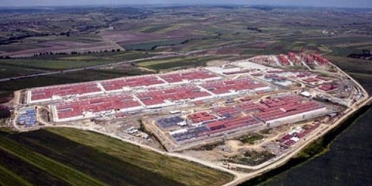 Silivri’de evraklara ve kravatlara el kondu