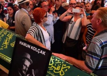 Harun Kolçak’ın tabutu başında selfie yarışı