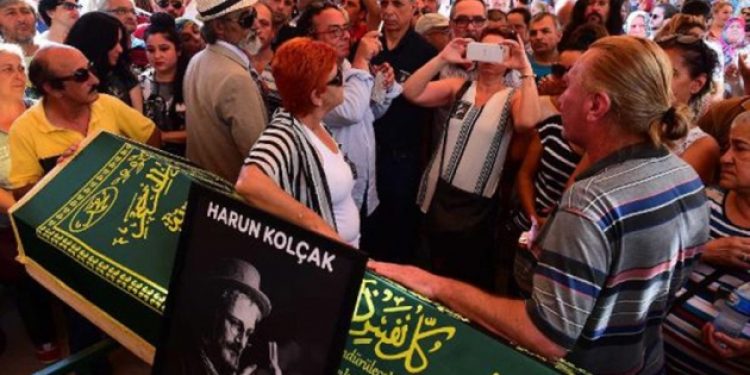 Harun Kolçak’ın tabutu başında selfie yarışı