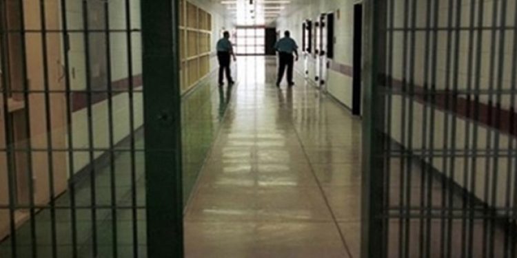 “8 kişilik koğuşta 20 kişi kalıyoruz; devamlı enfeksiyon kapıyoruz”