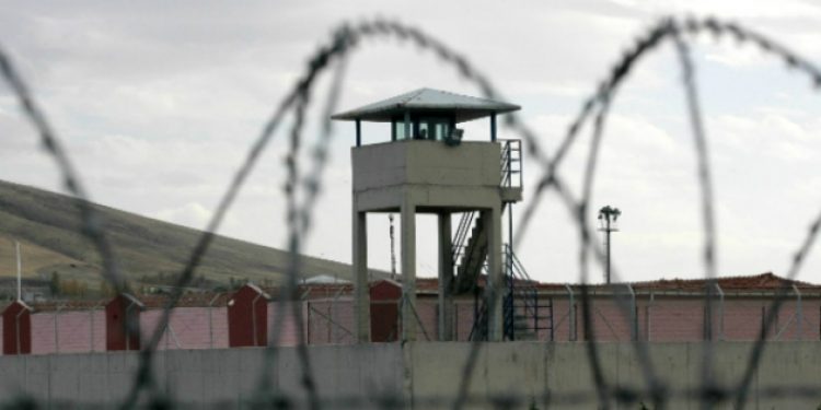 Tutuklu polise, evladının cenazesine katılma izni vermediler!