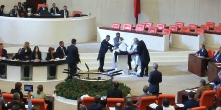 Tanrıkulu’ndan Meclis kürsüsünde protesto