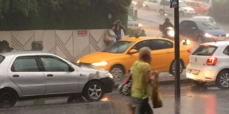 Sağanak yağış sosyal medyada gündem oldu!