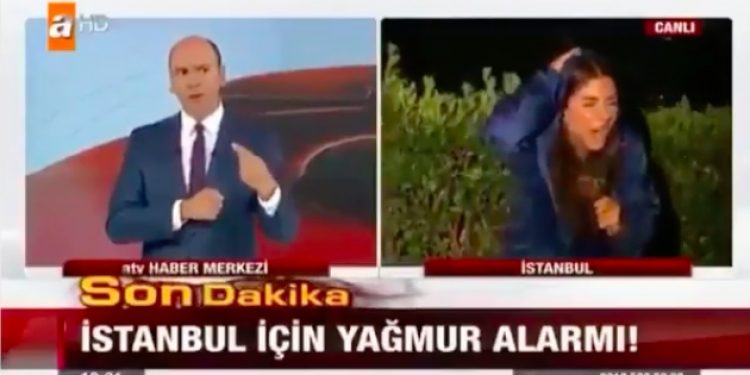 ATV muhabiri ‘tepesine dolu yağarak’ canlı yayın yaptı!