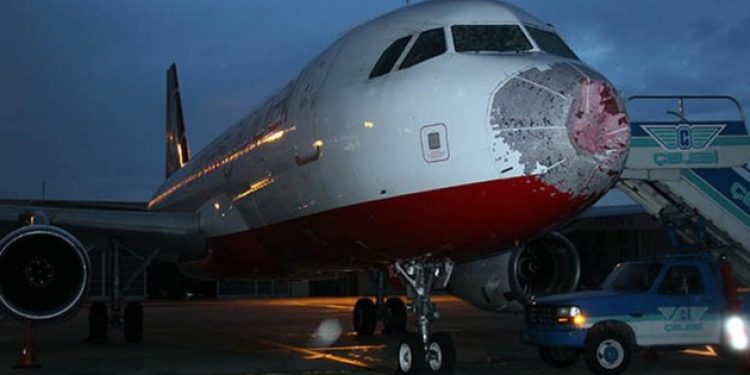 5000 feet yükseklikte dolu uçağı bu hale getirdi!