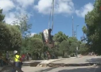 Altından tünel geçen yol çöktü, otomobil çukura düştü