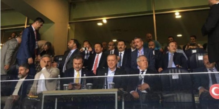 Erdoğan’ın seyrettiği Fenerbahçe maçı tribünlerinde İzmir Marşı!