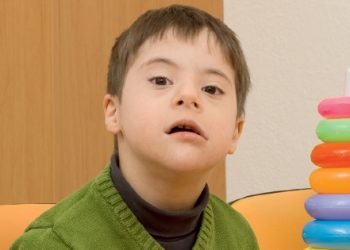 Gözlerini engelli çocukların yemeğine diktiler