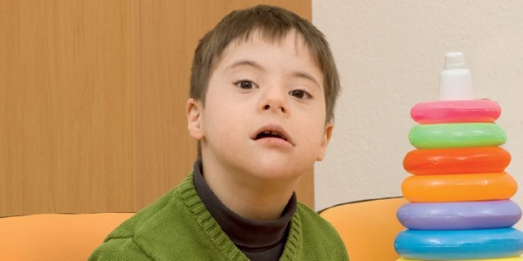 Gözlerini engelli çocukların yemeğine diktiler