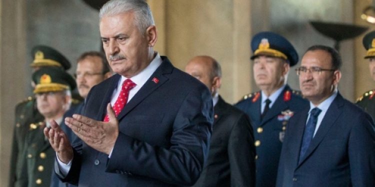 ‘Dinin yakasından düşün artık’