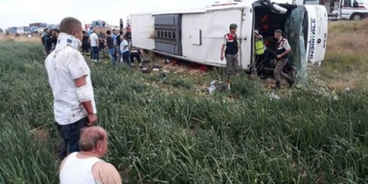 Amasya Merzifon’da yolcu otobüsü devrildi: 40 kişi yaralandı!