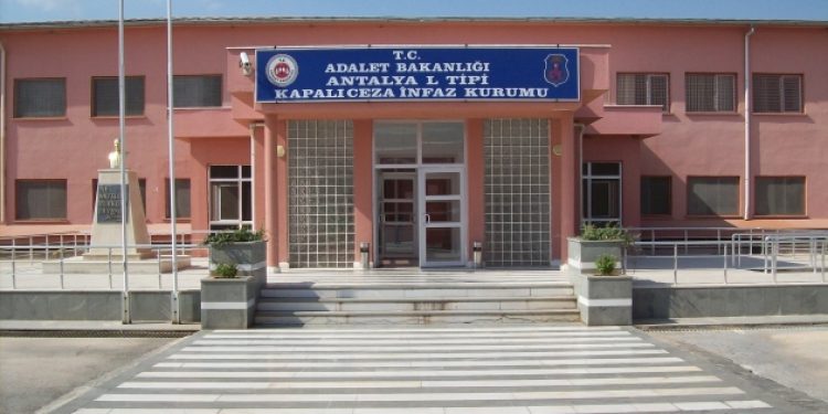 Cezaevlerindeki tutukluların vücutlarında yaralar oluşmaya başladı