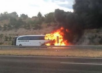 İçindeki 55 kişiyle alev aldı