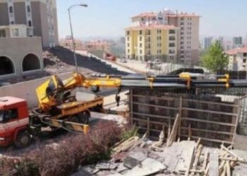 ​Vinç, işçinin üzerine düştü