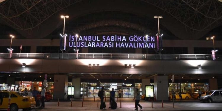 Havalimanında uçaklar 12 dakika iniş ve kalkış yapamadı