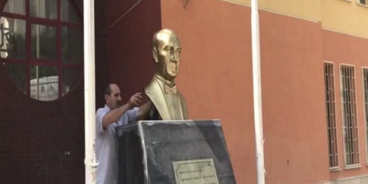 Mahkeme, Atatürk büstünü söken kişiyi hastaneye gönderdi